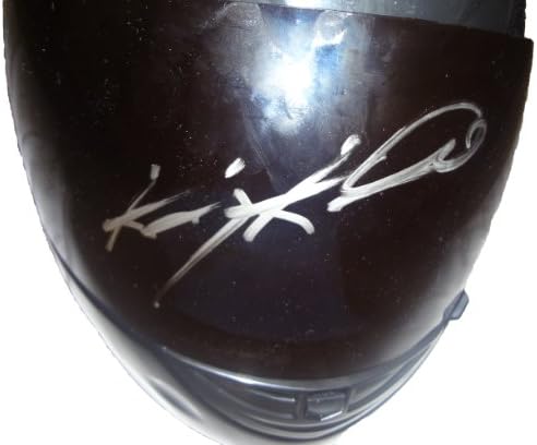 Kasey Kahne autografou o capacete de corrida em tamanho real com prova, imagem de Kasey assinando