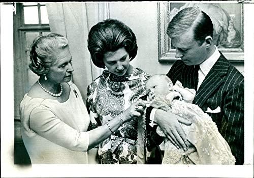 Foto vintage de Baron Silfverschiold com a princesa Desiree Holdings seu filho recém -nascido Carl