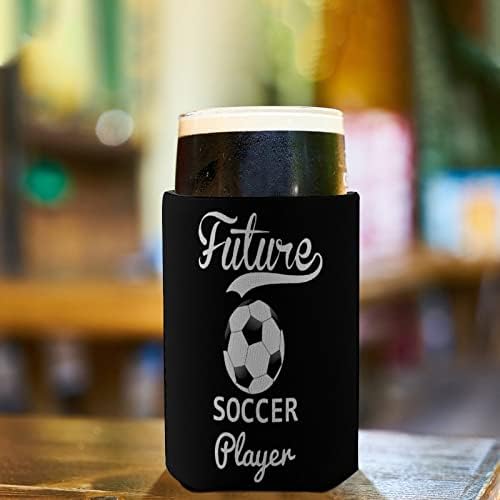 Futuro jogador de futebol reutiliza as mangas de xícara de café gelado isolado por um padrão fofo para