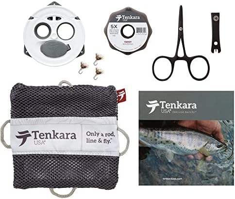 O kit Tenkara USA Tenkara Inclui: Keeper, Linha Tenkara cônica, Tippet, 3 Tenkara Flies, Pinveps/Nippers, Livreto de instrução