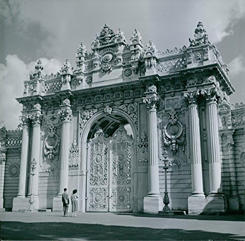 Foto vintage do portão pomposo do Palácio Dolma Bahce no Bósforo.