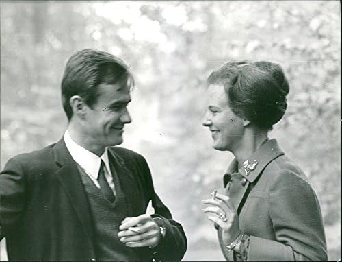 Foto vintage de Henrik, príncipe Consorte da Dinamarca e Margrethe II da Dinamarca, fumando.