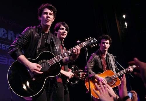 Jonas Brothers Felicidade começa Kevin Nick Joe Jonas Assinou Autographed White Acoustic Guitar Pickguard Loa
