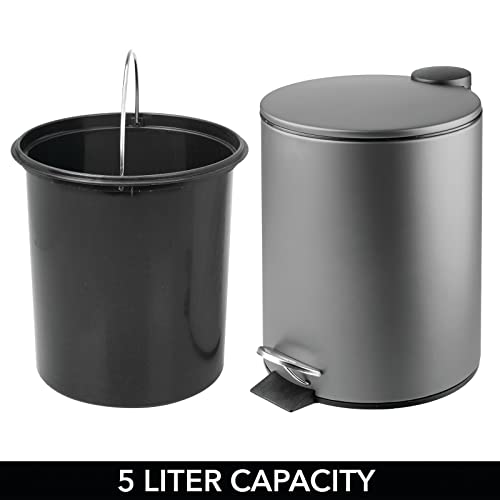 Mdesign Metal 1,3 galão/5 litros redondos de lixo de lixo, lixo de recipiente de lixo com tampa para banheiro, pólvora, quarto, cozinha, sala de artesanato, escritório - caçamba de forro removível - cinza escuro