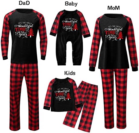 Pijama familiar correspondente define o top de impressão de letra de pj de Natal e roupas de sono com fundo xadrez de roupas de dormir no ano novo
