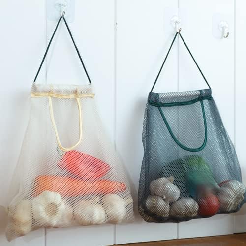 Na cozinha de saco de armazenamento de vegetais e frutas pendurado